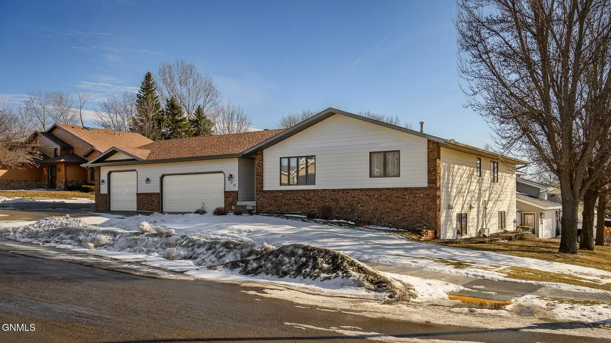 900 St Thomas Trail, Mandan, ND 58554 - #1