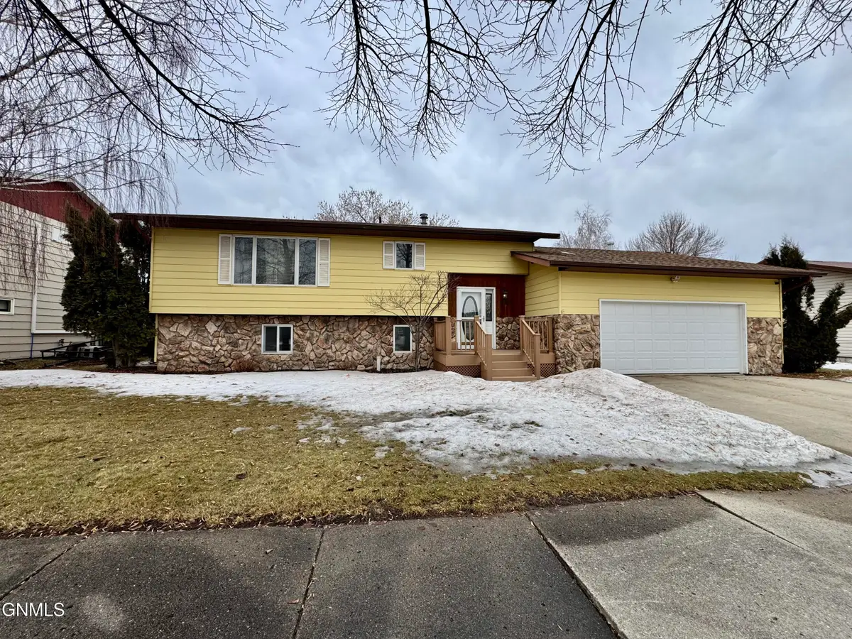 1805 14th Avenue W, Williston, ND 58801 - #1