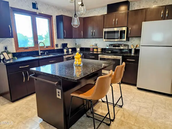 715 Paulsen Drive Nw, Mandan, ND 58554