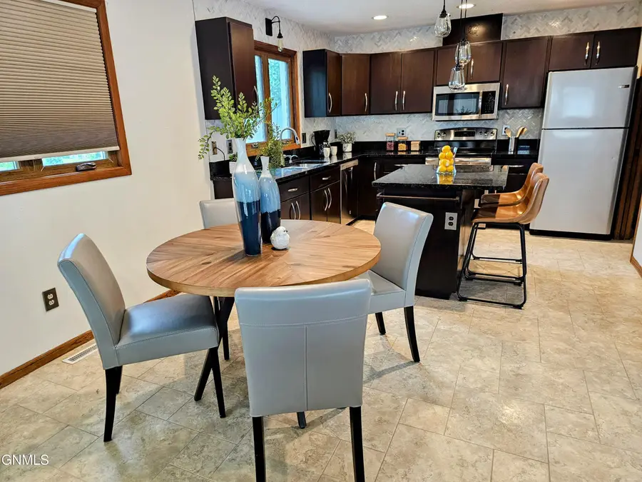 715 Paulsen Drive Nw, Mandan, ND 58554 - #3