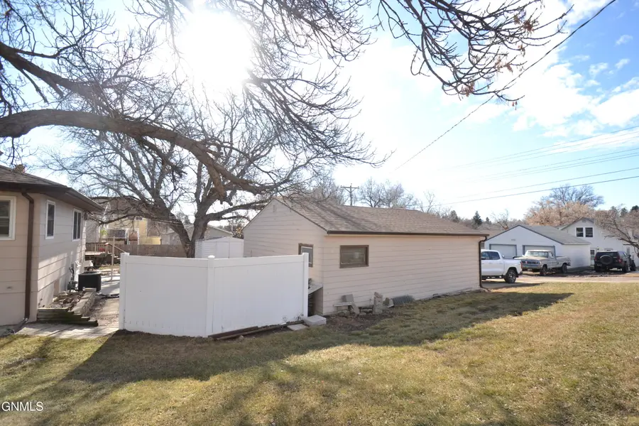 811 5th Avenue Nw, Mandan, ND 58554 - #2