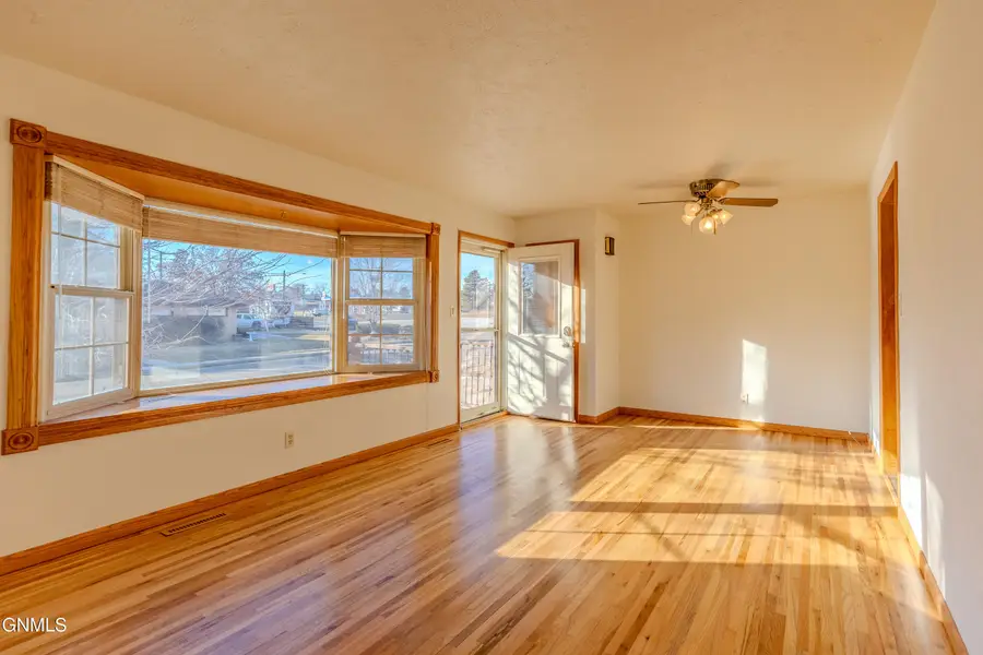 1804 Linda Drive Nw, Mandan, ND 58554 - #2