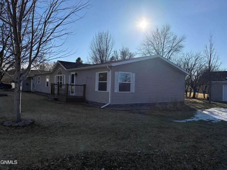 319 8th Avenue N, Ellendale, ND 58436 - #2