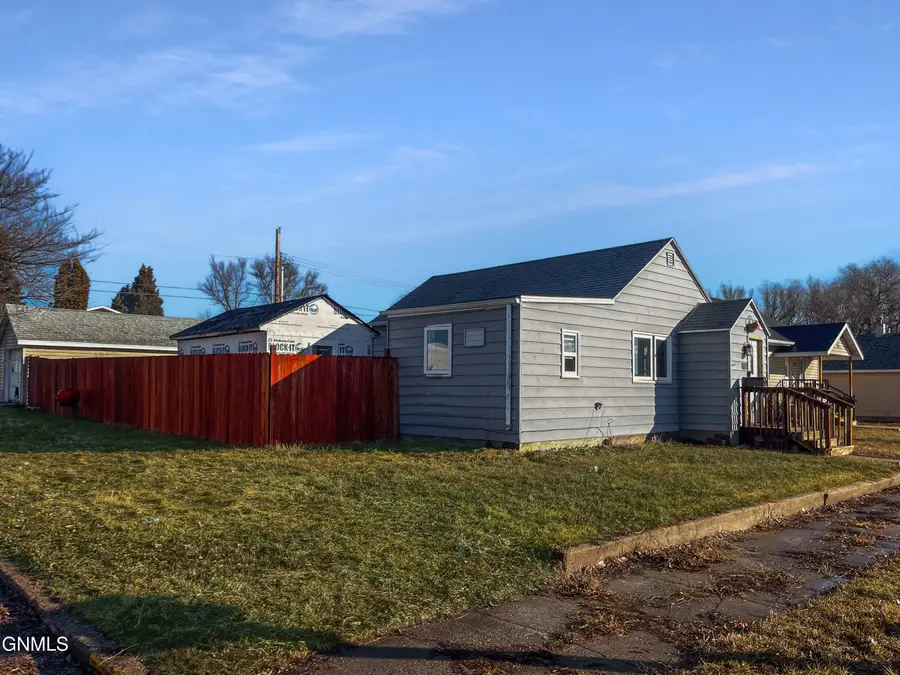 1024 W Broadway, Williston, ND 58801 - #2