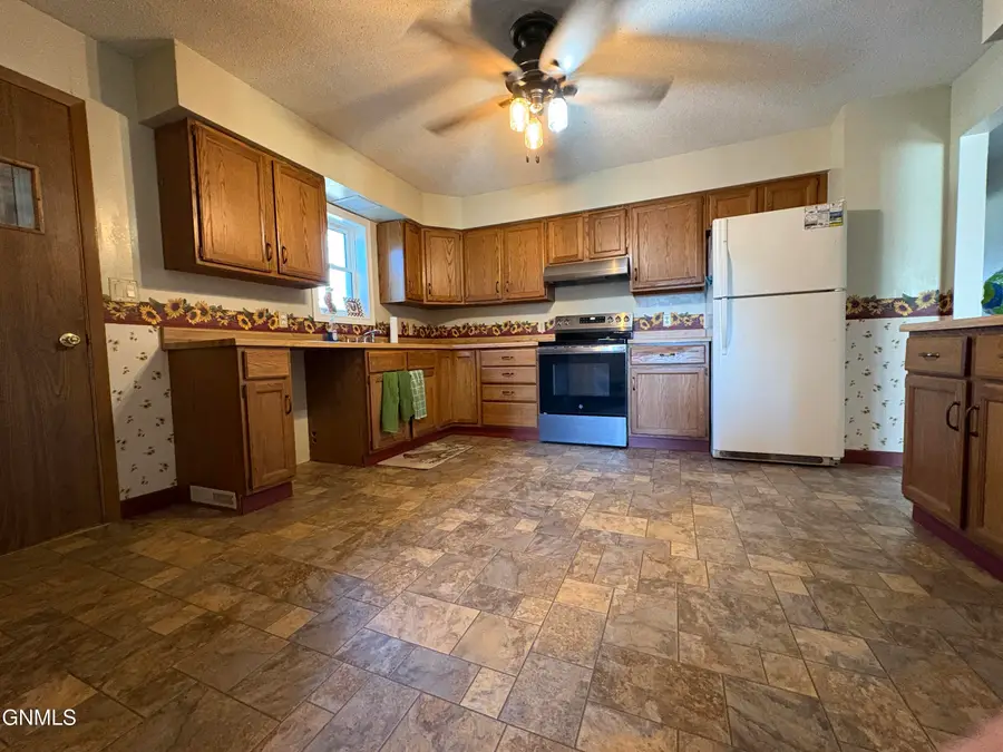 201 7th Street N, Ellendale, ND 58436 - #3