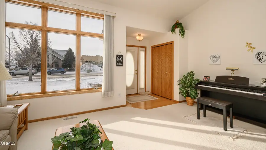 756 W Interstate Avenue W, Bismarck, ND 58503 - #3