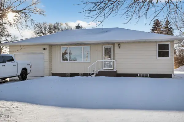 315 West Street, Ray, ND 58849