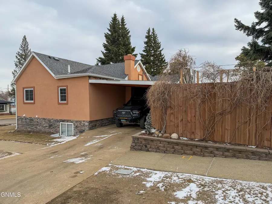 645 3rd Avenue W, Dickinson, ND 58601 - #3