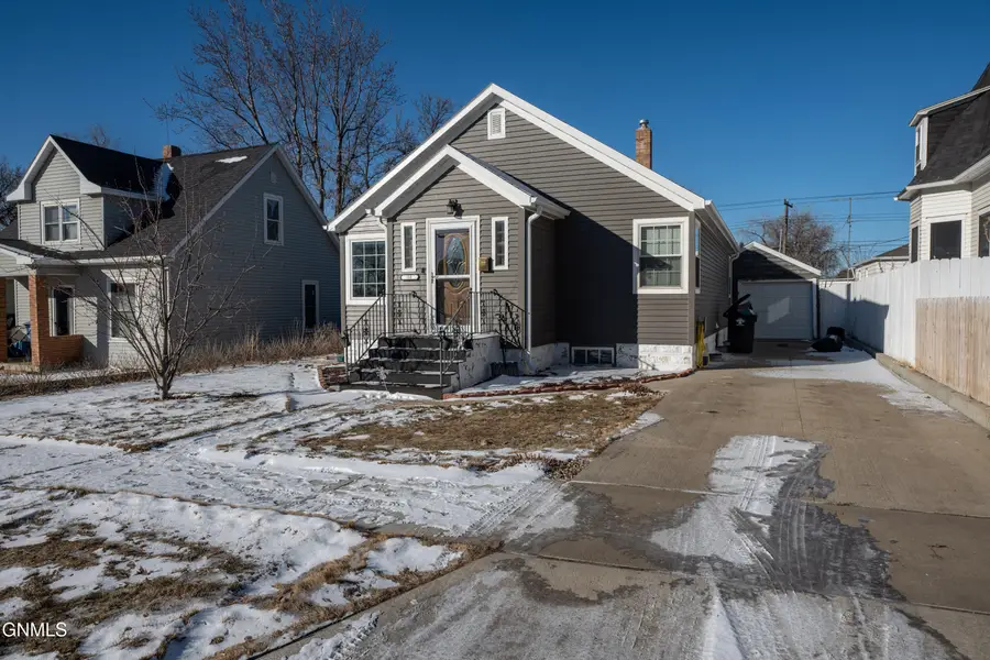 35 6th Avenue W, Dickinson, ND 58601 - #2