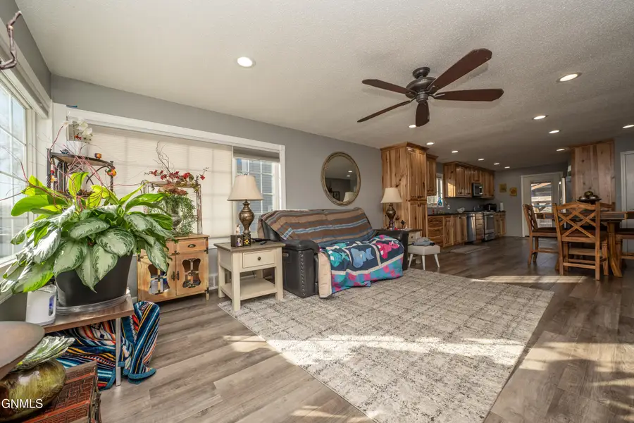 35 6th Avenue W, Dickinson, ND 58601 - #3