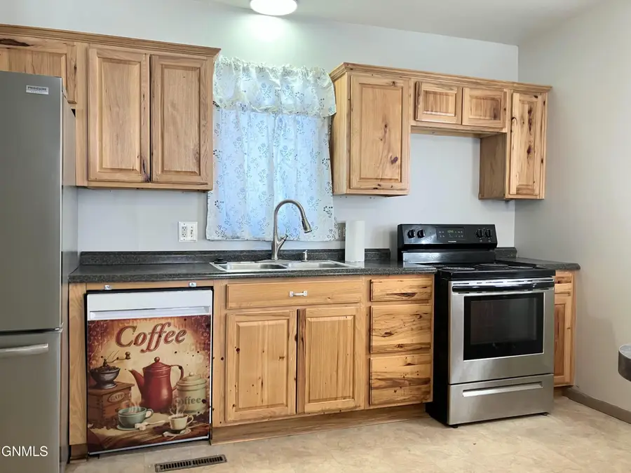 202 2nd Nw, Hazen, ND 58545 - #3