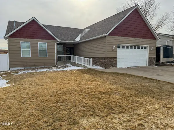 648 13th Street E, Dickinson, ND 58601