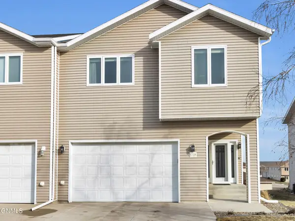 1739 Calgary Loop, Bismarck, ND 58503