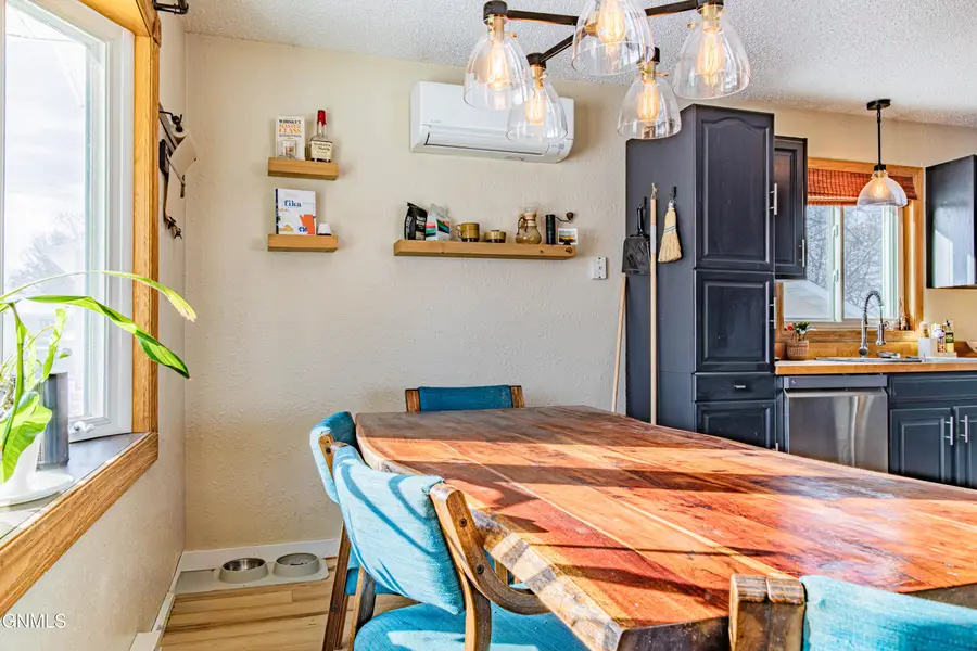 1807 10th Avenue Se, Mandan, ND 58554 - #3