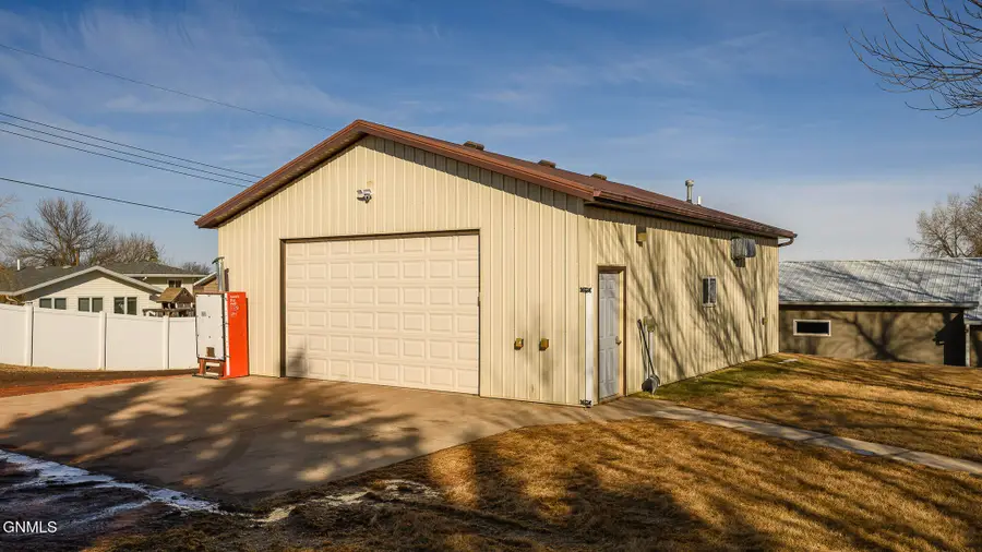 407 E Street S, Glen Ullin, ND 58631 - #2