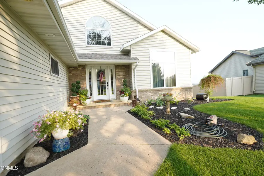 1702 Evergreen Drive Nw, Jamestown, ND 58401 - #2