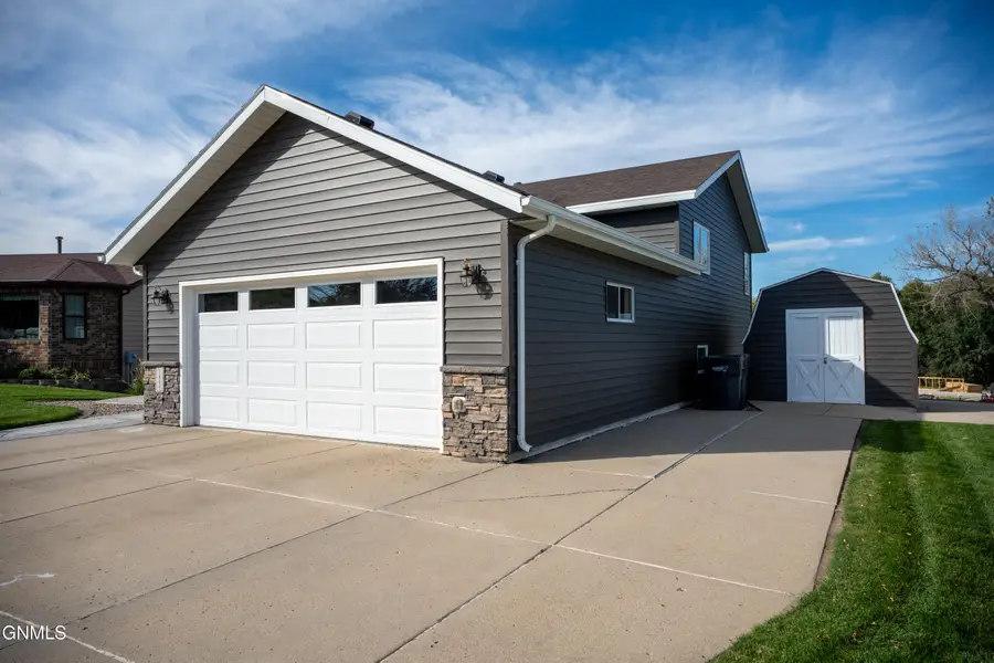 1605 9th Avenue Se, Mandan, ND 58554 - #3