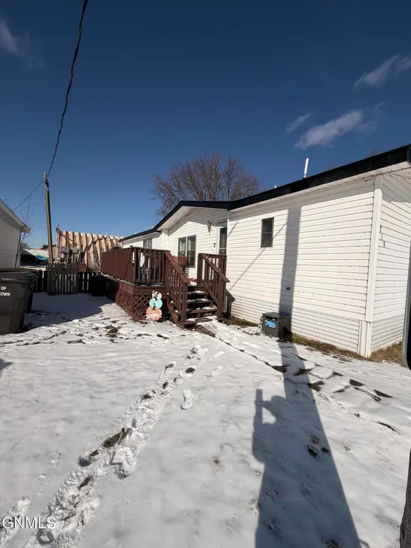 210 Holiday Park, Jamestown, ND 58401