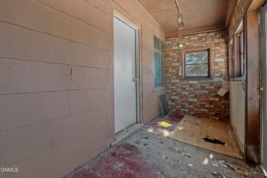 310 4th Avenue Ne, Mandan, ND 58554 - #2