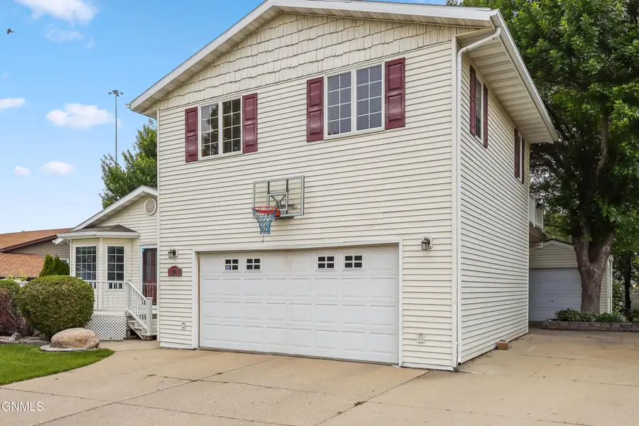 1002 Turnpike Avenue E, Bismarck, ND 58501 - #3