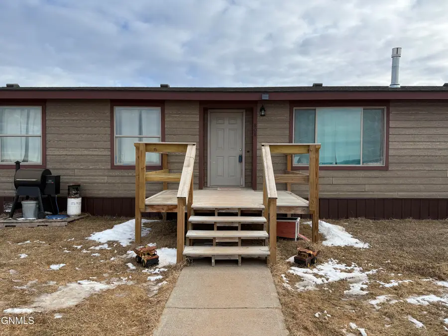 808 17th Avenue Sw, Watford City, ND 58854 - #2