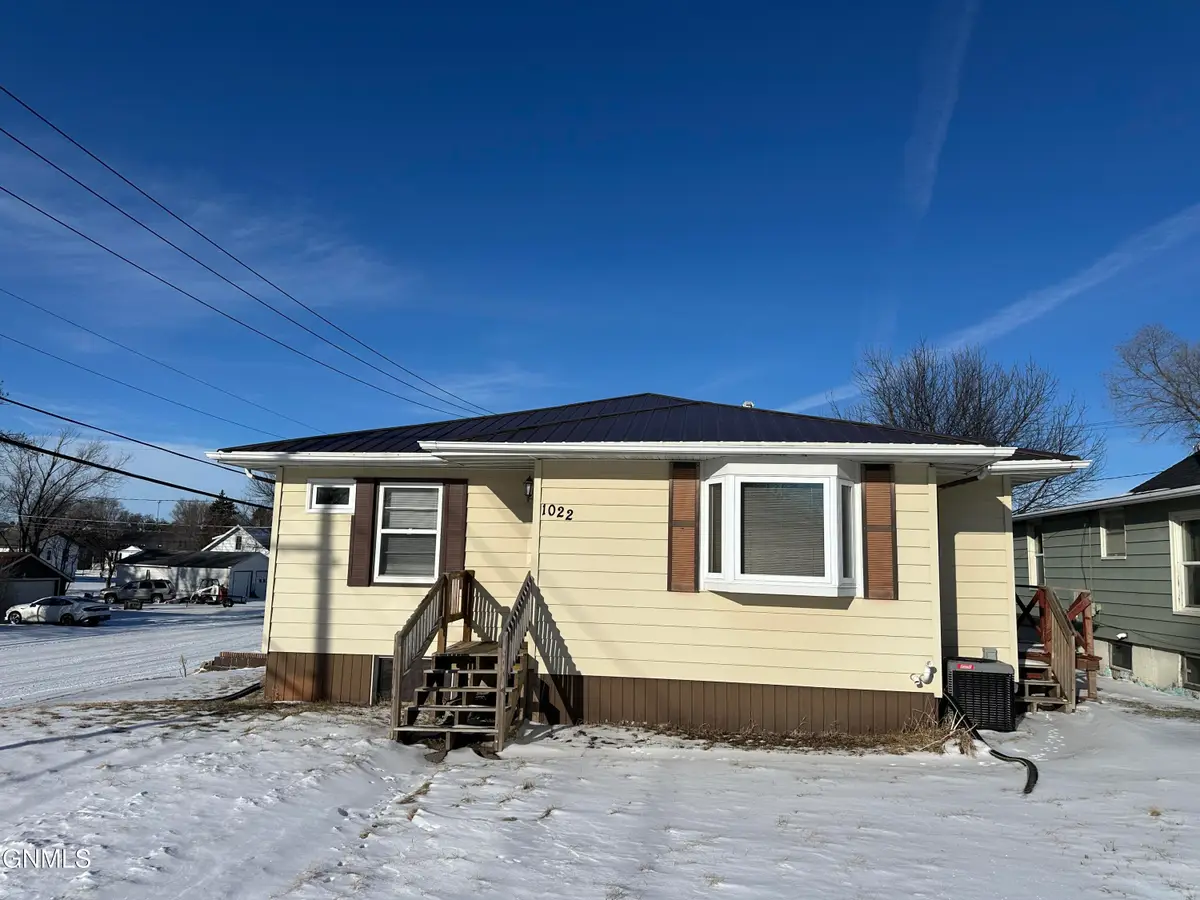 1022 8th Avenue Se, Jamestown, ND 58401 - #1