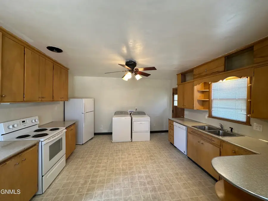 1022 8th Avenue Se, Jamestown, ND 58401 - #3