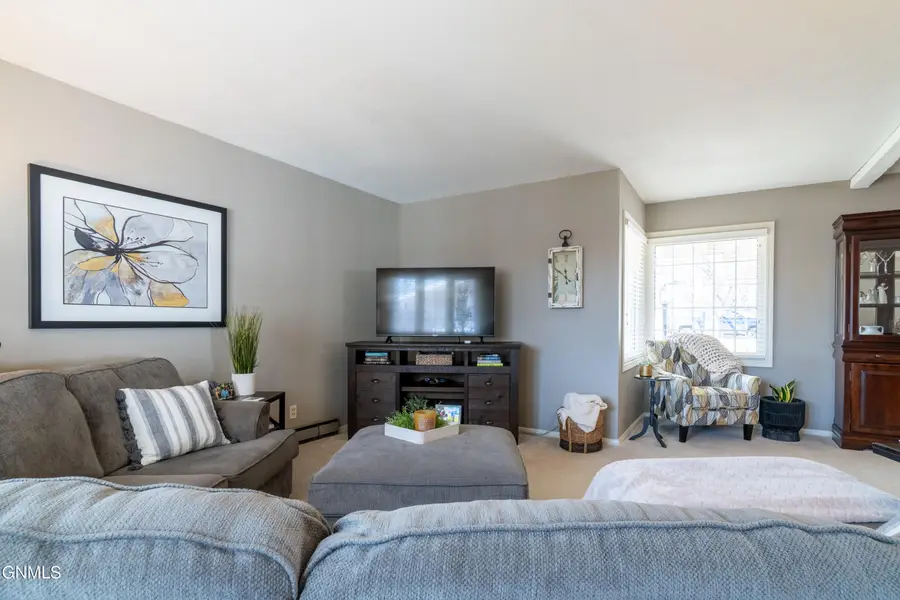 872 6th Avenue Ne, Valley City, ND 58072 - #3