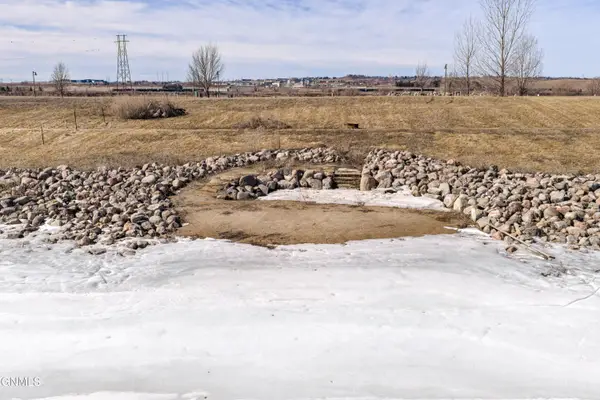 6109 Misty Waters Drive, Bismarck, ND 58503