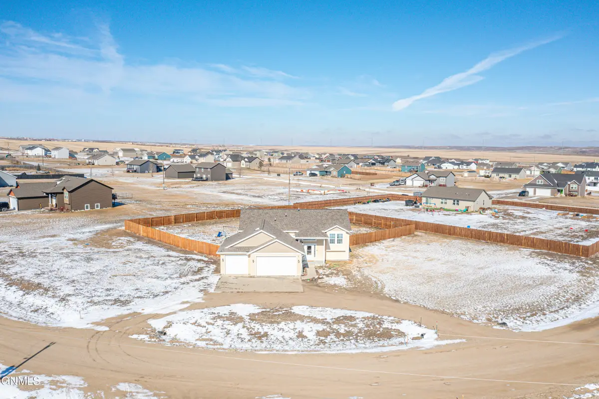 13657 Redwood Way Nw, Williston, ND 58801 - #1