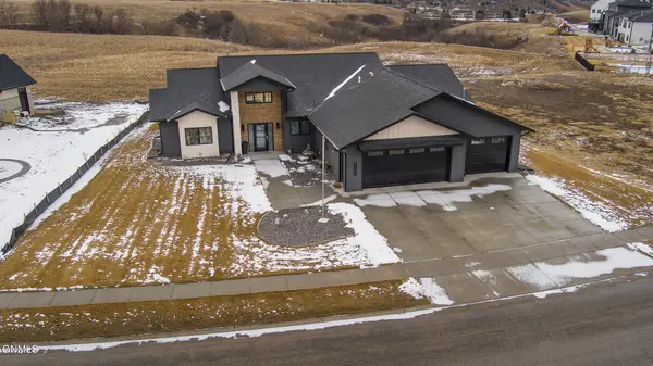 3707 Cogburn Road, Bismarck, ND 58503