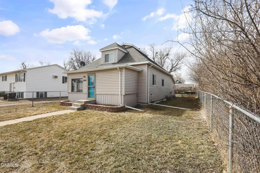 1019 7th Avenue W, Williston, ND 58801 - #2