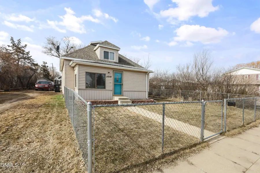 1019 7th Avenue W, Williston, ND 58801 - #3