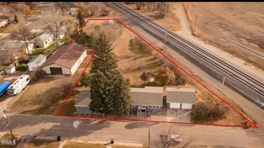 306 5th Avenue Ne, Hazen, ND 58545 - #2
