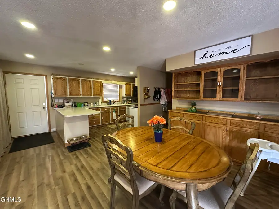 306 5th Avenue Ne, Hazen, ND 58545 - #3