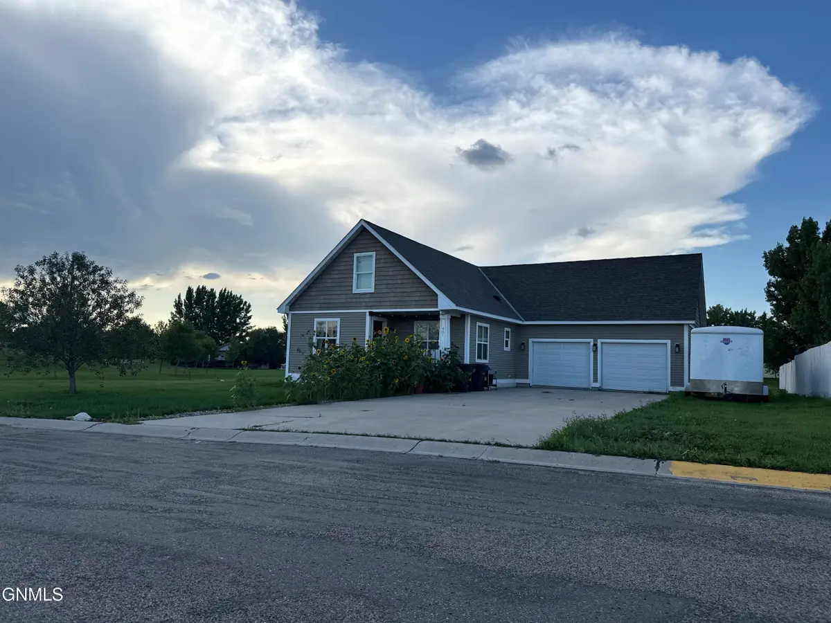 401 9th Avenue Se, Stanley, ND 58784 - #1