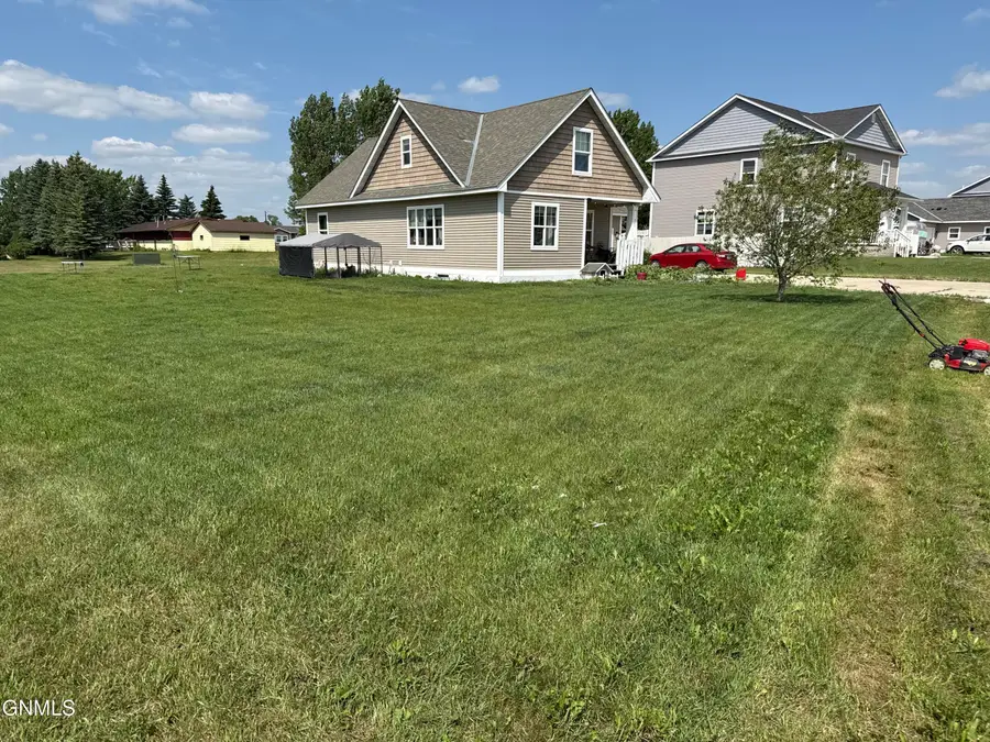 401 9th Avenue Se, Stanley, ND 58784 - #2