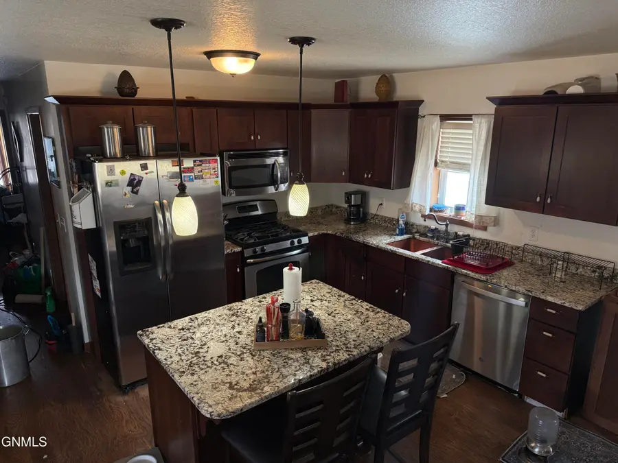 401 9th Avenue Se, Stanley, ND 58784 - #3