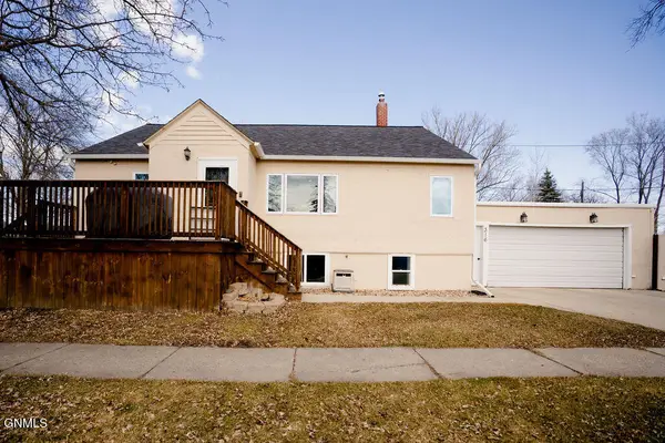 316 8th Street Sw, Jamestown, ND 58401