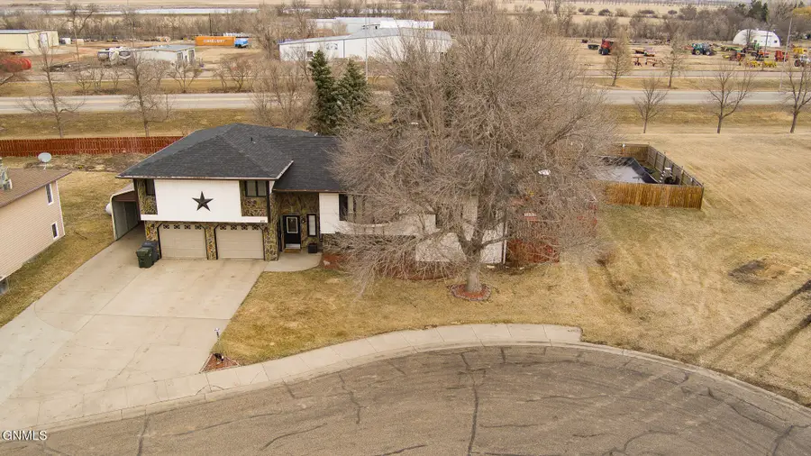 818 Mannhaven Street, Hazen, ND 58545 - #2
