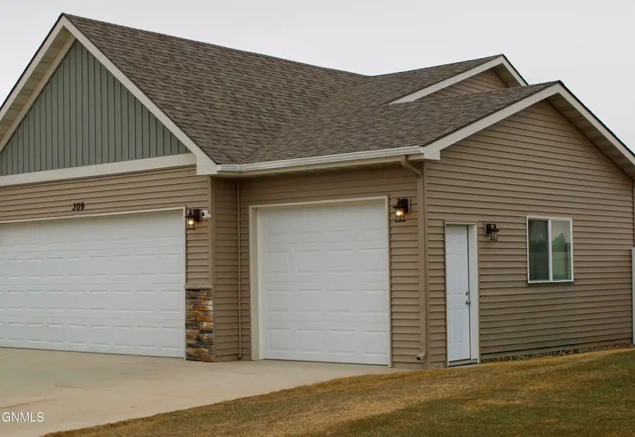 309 26th Avenue Ne, Watford City, ND 58854 - #2