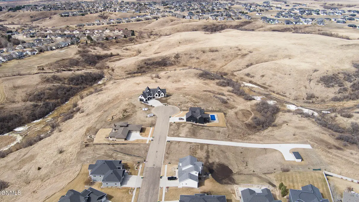 1515 High Creek Place, Bismarck, ND 58503 - #1