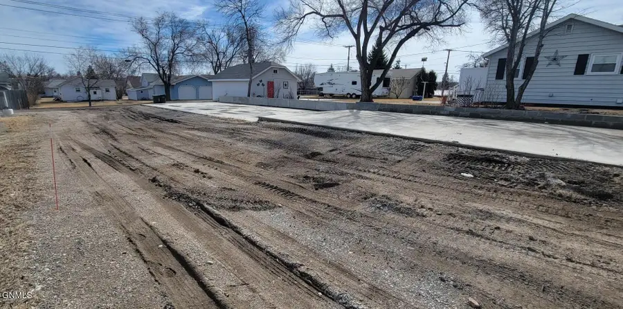 1009 8th Avenue Se, Jamestown, ND 58401 - #2