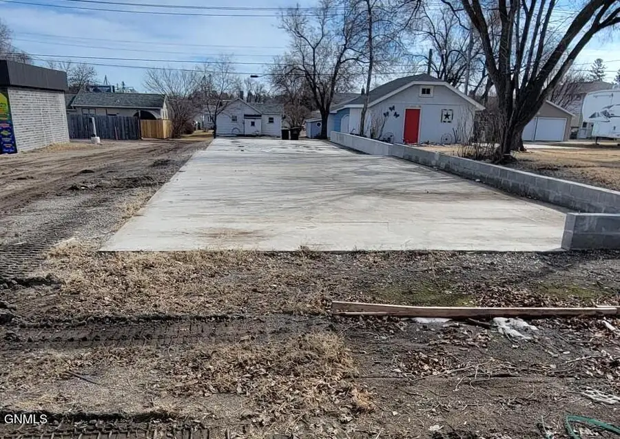 1009 8th Avenue Se, Jamestown, ND 58401 - #3