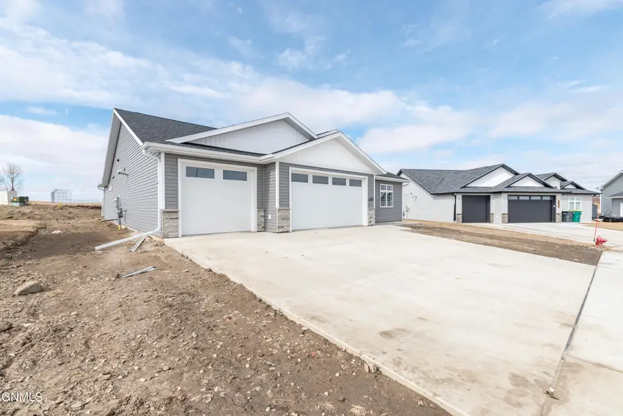 3919 Amari Loop Nw, Mandan, ND 58554 - #3