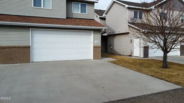 2445 Waterpark Loop Se, Mandan, ND 58554