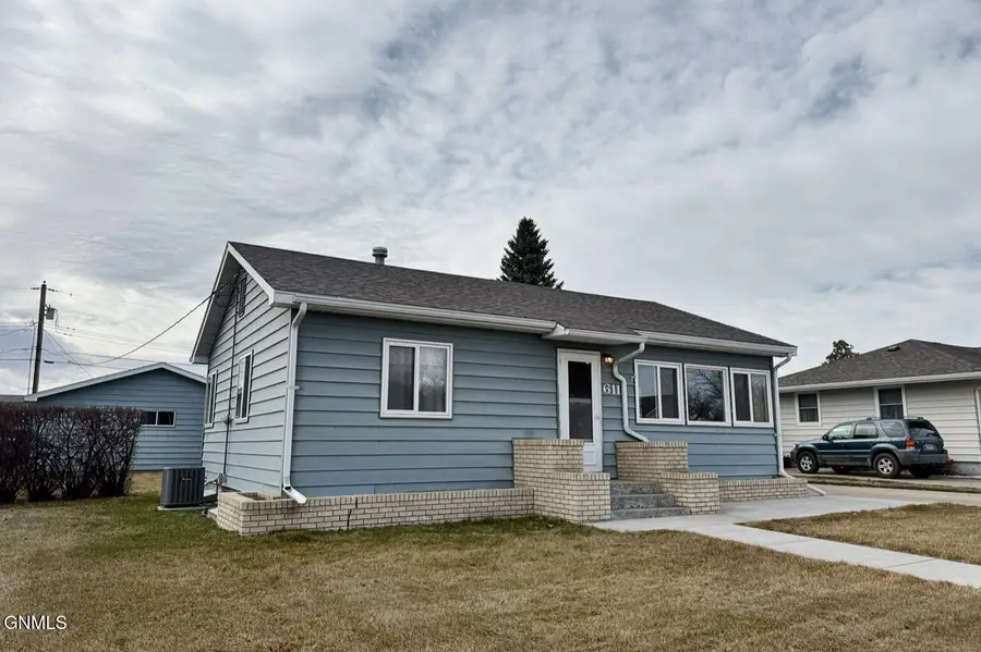 611 9th Avenue W, Williston, ND 58801 - #2