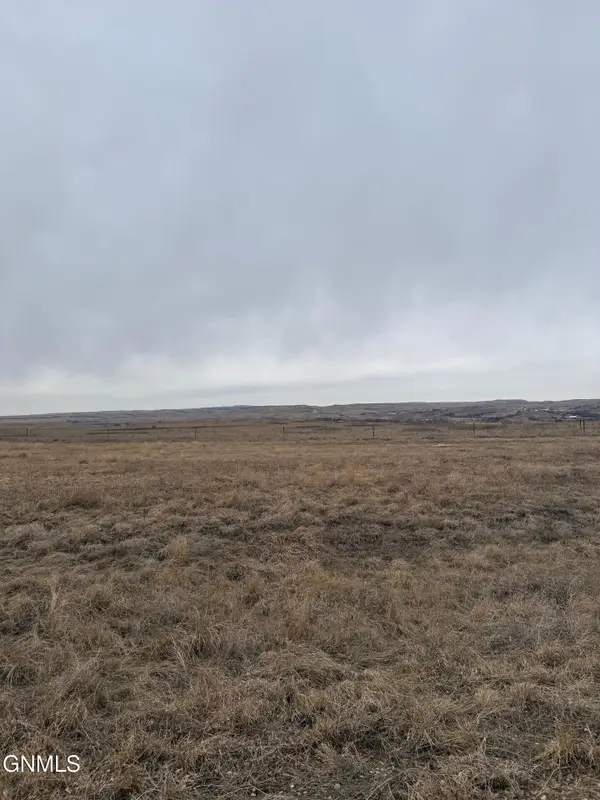 724 Labrador Drive, Mandan, ND 58554