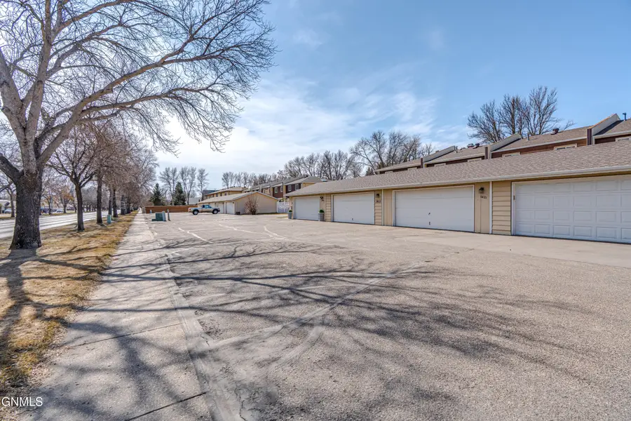 1421 Eastwood Street, Bismarck, ND 58504 - #3