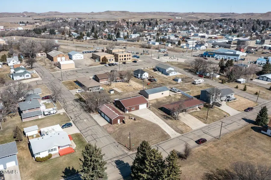 412 W Sampson Avenue, Linton, ND 58552 - #2
